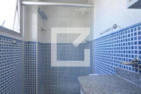 Banheiro de apartamento para alugar com 2 quartos, 50m² em Inhoaíba, Rio de Janeiro