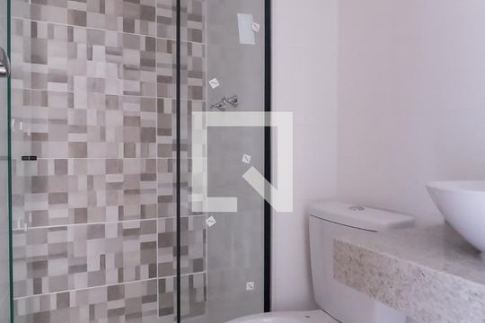 Banheiro de apartamento para alugar com 2 quartos, 40m² em Del Castilho, Rio de Janeiro