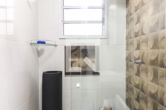 Banheiro Suíte 1  de casa de condomínio à venda com 2 quartos, 72m² em Vila Carmosina, São Paulo