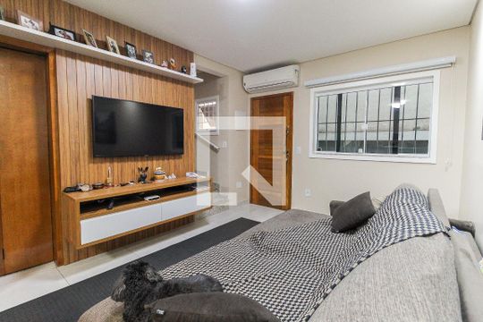 Sala de casa de condomínio à venda com 2 quartos, 72m² em Vila Carmosina, São Paulo