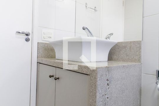 Banheiro de apartamento à venda com 2 quartos, 53m² em Jardim Maria Helena, Barueri