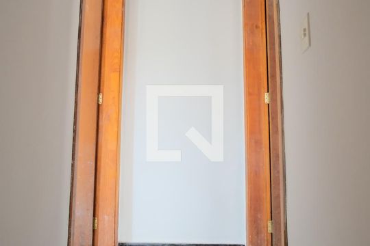 Escada de casa de condomínio à venda com 2 quartos, 58m² em Vila Uniao (zona Leste), São Paulo
