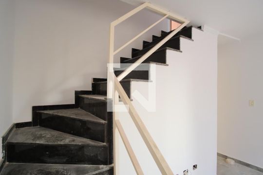 Escada de casa de condomínio à venda com 2 quartos, 58m² em Vila Uniao (zona Leste), São Paulo