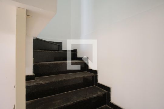 Escada de casa de condomínio à venda com 2 quartos, 70m² em Vila Uniao (zona Leste), São Paulo