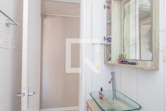 Banheiro de apartamento à venda com 1 quarto, 46m² em Medianeira, Porto Alegre