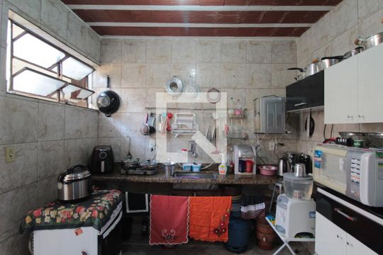 Cozinha de casa à venda com 3 quartos, 150m² em Primeiro de Maio, Belo Horizonte