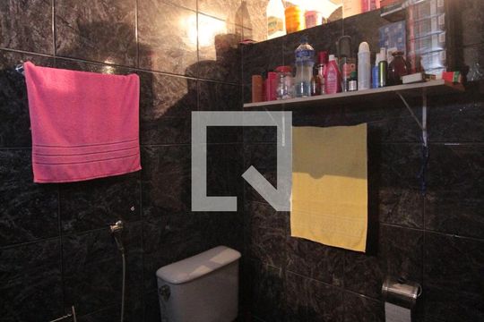 Banheiro Social de casa à venda com 3 quartos, 150m² em Primeiro de Maio, Belo Horizonte