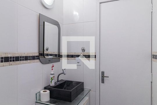 Banheiro de apartamento para alugar com 3 quartos, 64m² em Vila Yara, Osasco