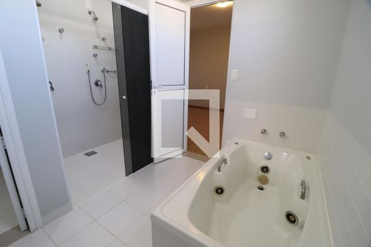 Banheiro do Quarto 3 de casa de condomínio para alugar com 4 quartos, 316m² em Nova Uberlândia, Uberlândia