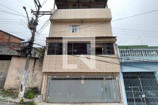 Fachada de casa à venda com 3 quartos, 250m² em Vila Carmosina, São Paulo