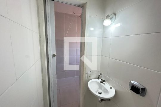 Banheiro de serviço de apartamento para alugar com 2 quartos, 59m² em Campinho, Rio de Janeiro