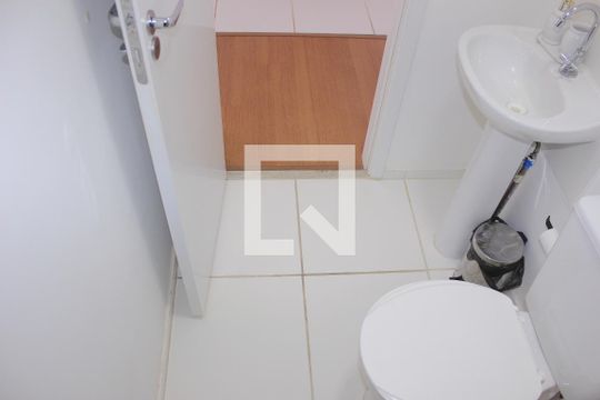 Banheiro de apartamento para alugar com 2 quartos, 36m² em Vila das Bandeiras, Guarulhos