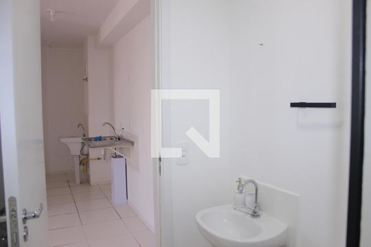 Banheiro de apartamento para alugar com 2 quartos, 36m² em Vila das Bandeiras, Guarulhos