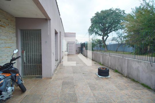 Quintal de casa à venda com 5 quartos, 300m² em Santa Maria Goretti, Porto Alegre