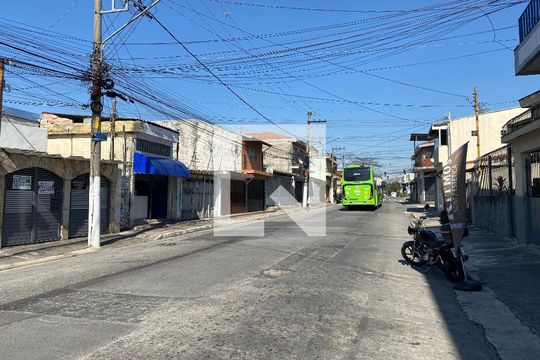 Vista da Rua de casa à venda com 2 quartos, 250m² em Vila Sabrina, São Paulo