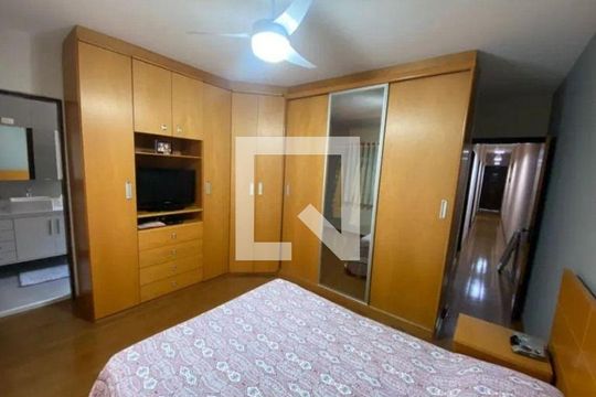 Casa à venda com 4 quartos, 219m² em Vila Ipojuca, São Paulo
