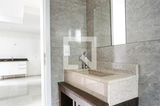 Banheiro de apartamento para alugar com 1 quarto, 35m² em Jardim Textil, São Paulo