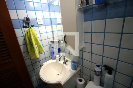 Banheiro 1 de casa à venda com 3 quartos, 357m² em Brás de Pina, Rio de Janeiro