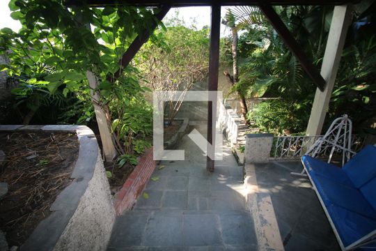 Quintal de casa à venda com 3 quartos, 357m² em Brás de Pina, Rio de Janeiro