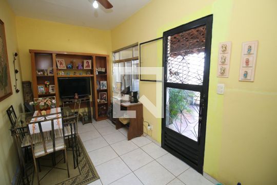 Sala de tv de casa à venda com 3 quartos, 119m² em Brás de Pina, Rio de Janeiro