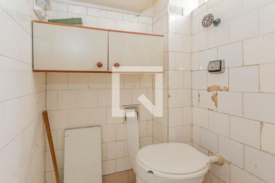 Banheiro de serviço de apartamento para alugar com 2 quartos, 85m² em Aclimação, São Paulo