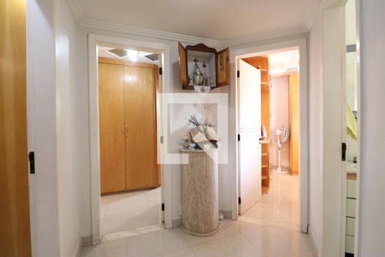 Corredor de apartamento à venda com 3 quartos, 126m² em Alto da Lapa, São Paulo