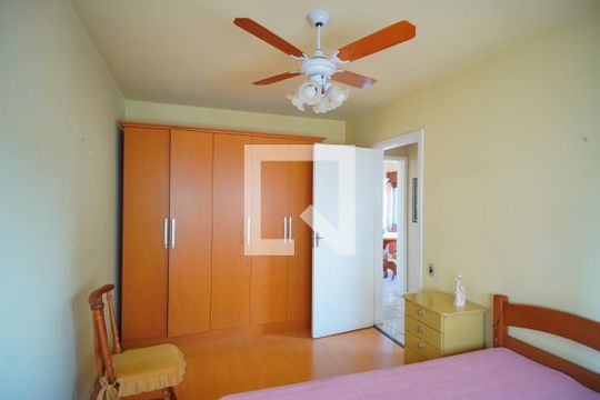 Quarto 2 de apartamento para alugar com 2 quartos, 90m² em Santa Maria Goretti, Porto Alegre