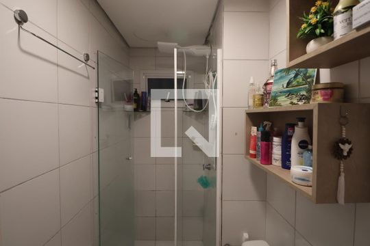 Banheiro de apartamento à venda com 2 quartos, 58m² em Fátima, Canoas