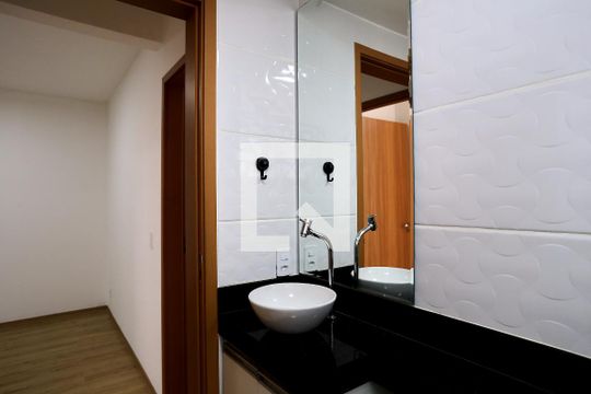 Banheiro de apartamento para alugar com 2 quartos, 55m² em Lagoinha, Belo Horizonte