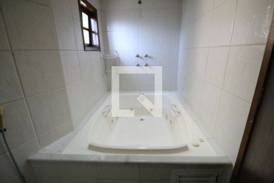 Banheiro da suíte de casa de condomínio para alugar com 3 quartos, 160m² em Taquara, Rio de Janeiro