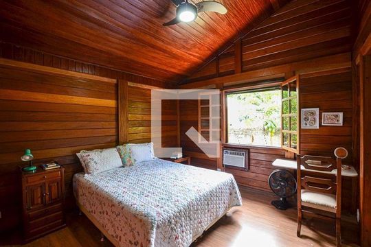 Casa à venda com 4 quartos, 197m² em Pendotiba, Niterói