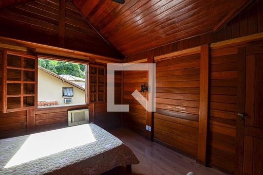 Casa à venda com 4 quartos, 197m² em Pendotiba, Niterói