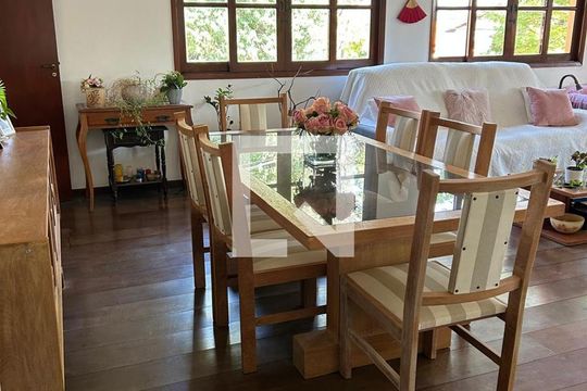 Sala de casa de condomínio para alugar com 4 quartos, 560m² em Alphaville, Santana de Parnaíba