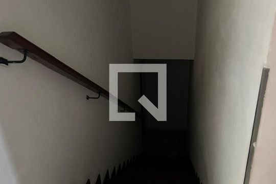 Escada de casa de condomínio para alugar com 4 quartos, 560m² em Alphaville, Santana de Parnaíba