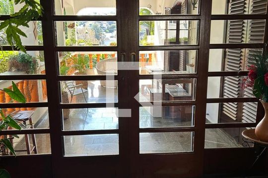 Sala de casa de condomínio para alugar com 4 quartos, 560m² em Alphaville, Santana de Parnaíba