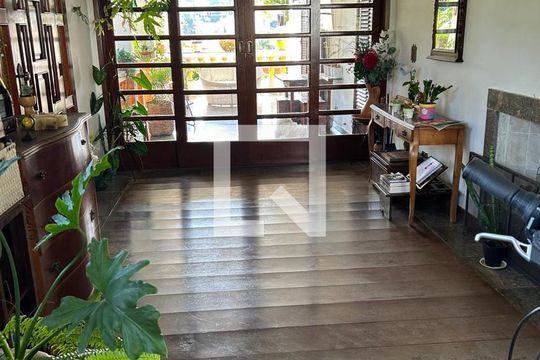 Sala de casa de condomínio para alugar com 4 quartos, 560m² em Alphaville, Santana de Parnaíba