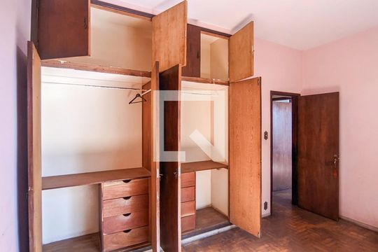 Quarto de casa à venda com 7 quartos, 350m² em Santo Antônio, Belo Horizonte