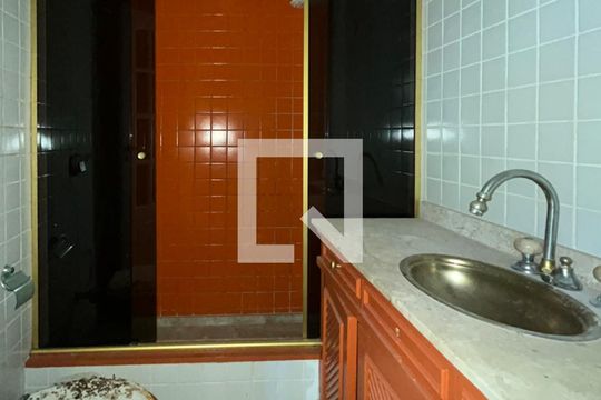 Banheiro social de apartamento à venda com 2 quartos, 206m² em Ipanema, Rio de Janeiro