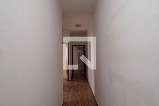 Corredor  de casa à venda com 3 quartos, 130m² em Parque Maria Domitila, São Paulo