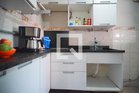 Cozinha de casa à venda com 2 quartos, 120m² em Bom Jesus, Porto Alegre