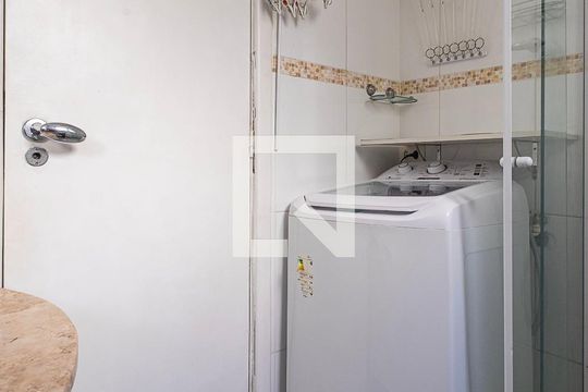 Banheiro de apartamento para alugar com 1 quarto, 36m² em Pinheiros, São Paulo