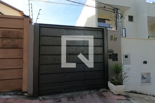 Fachada de casa à venda com 2 quartos, 90m² em Centro, Betim