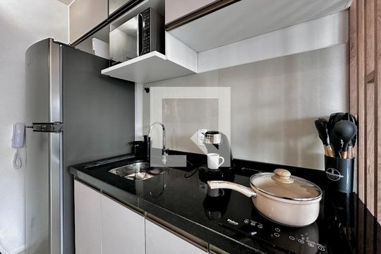 Cozinha de kitnet/studio para alugar com 1 quarto, 27m² em Jardim das Acacias, São Paulo