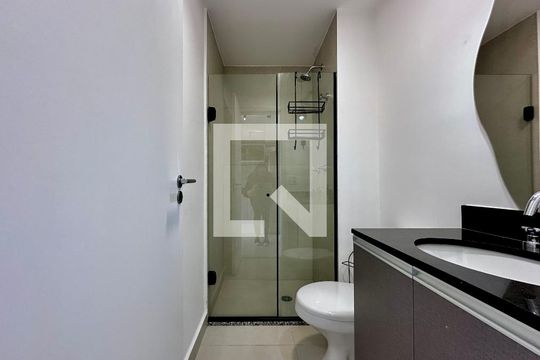 Banheiro de kitnet/studio para alugar com 1 quarto, 27m² em Jardim das Acacias, São Paulo