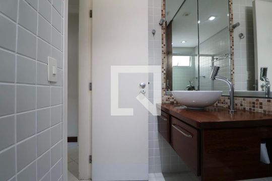 Banheiro Suíte 3 de apartamento para alugar com 4 quartos, 196m² em Barra Funda, Guarujá