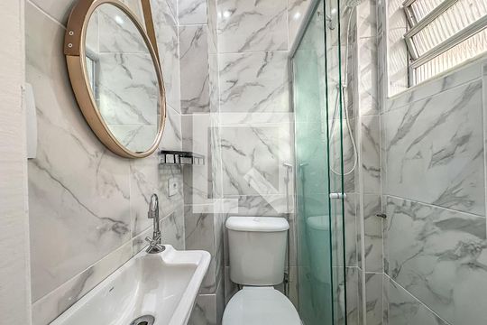 Banheiro de kitnet/studio para alugar com 1 quarto, 28m² em Flamengo, Rio de Janeiro