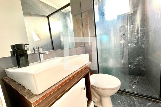 Banheiro de apartamento à venda com 2 quartos, 43m² em Água Branca, São Paulo
