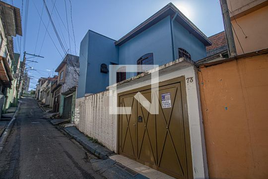 Fachada de casa à venda com 2 quartos, 360m² em Vila Liviero, São Paulo