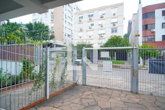 Sala 1 - Vista de casa à venda com 5 quartos, 345m² em Higienópolis, Porto Alegre