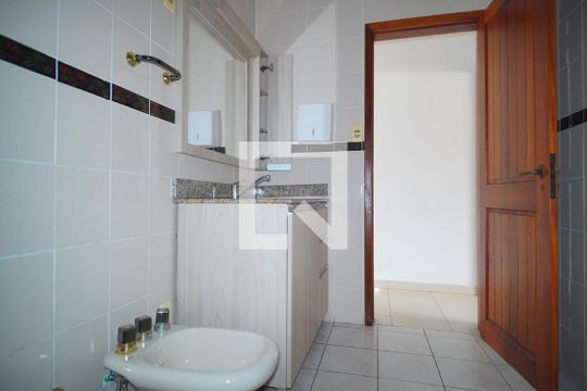 Banheiro Corredor de casa à venda com 5 quartos, 345m² em Higienópolis, Porto Alegre